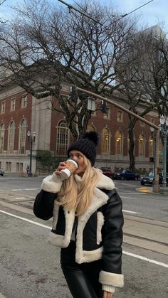 Winter Outfits For Amsterdam, Cozy Chic Winter Outfits, Paige Lorenze Winter, Bay Area Winter Outfits, Winter Fashion Outfits New York, Winter Outfits Cold Freezing New York, Cute Winter City Outfits, Black Borg Coat Outfit, Cold London Outfit