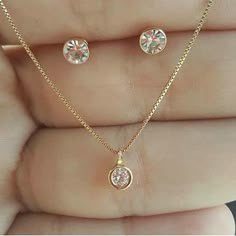 Gold Locket With Earrings, Round Diamond Pendant Design, Modern Gold Jewelry Sets, Simple Necklace Designs, Gold Pendant Set, Chain With Pendant, Neck Pieces Jewelry, Diamond Pendants Designs, Diamond Earrings Design