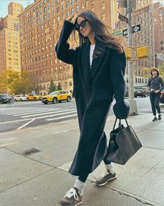 Classy Sporty Outfits, Arielle Charnas Style, Athleisure Fits, Mantel Outfit, Basic Wardrobe, Comfy Chic, Autumn Style, Sporty Outfits