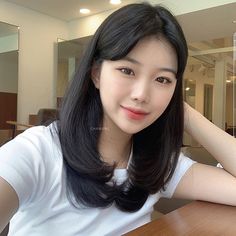 Oval Haircut, Mid Haircuts, Ulzzang Hair, Korean Top, Haircuts For Medium Length Hair, Bridal Hairdo, Girl Korean