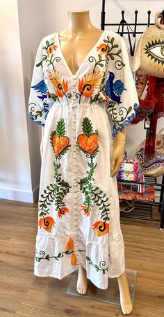 Spectacular long dress made of cotton and with fabulous Mexican embroidery. High quality. Completely handmade. Drawstring waist with tassels. Front buttons. Low steering wheel. Maxi Boho Dress, Dress Boho Chic, Mexican Embroidered Dress, Mexican Embroidery, Mexican Dress, Boho Chic Dress, Fall Dress Outfit, Beach Boho, Mexican Dresses