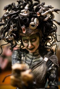 Angie Hill Medusa costume, so awesome looking Medusa Cosplay, Medusa Headpiece, Scary Makeup, Halloween Costumes Makeup, Fx Makeup, Fantasias Halloween, Halloween Make Up, Fantasy Makeup