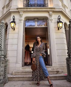 PFW Spring 19 marks the end of fashion month. During the nine days of shows in Paris we could see that – as in New York, London and Milan – animal print and boots were almost everyone’s choice. Long Kurti With Jeans, Silvia Braz, Dress Over Jeans, Dvf Diane Von Furstenberg, Looks Street Style, Street Style Inspiration, Leopard Print Dress, Summer Fashion Outfits