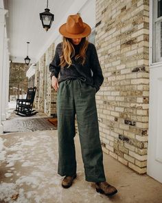 PATTERN REVIEW: Akira Pant in Dusty Lotus Green - the thread Boho Work Outfit Winter, Earthy Minimalist Fashion, Granola Mom Aesthetic Outfits, Comfy Earthy Outfits, Canvas Pants Outfit, Granola Pants, Crunchy Girl Outfits, Granola Girl Work Outfit, Granola Girl Capsule Wardrobe