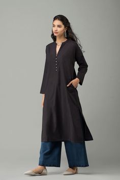 Black Kurta Design, Womens Kurta, Dress Paterns, Kurti Ideas, Kurtis Designs, Dress Styling, Black Kurta, Baby Summer Dresses, Desi Outfits