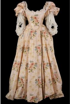 COLLECTION: Comédie-Française RÔLE: Clarice ARTISTES: Elsa Lepoivre DESCRIPTIF COSTUME: Robe longue en soie rose clair avec grands motifs de fleurs roses et bleues. Jupe bouillonnée. Manches en lingerie blanche Dress On Mannequin, Baroque Dress, Historical Costuming, Antique Dress, Fantasy Gowns, Vintage Gowns, Costume Shop