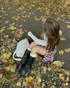 #fall#autumn #ootd#outfits#october#september #halloween#fashion#fyp#trend#trendy#trending Fall It Girl Aesthetic, Hair Colour Pallete, October Girl Aesthetic, Autumn Pic Ideas, September Girl Aesthetic, Warm Girl Aesthetic, 2010s Fall Aesthetic, Halloween Girl Aesthetic, Kpop Fall Aesthetic