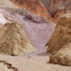 there are many different colored rocks in the desert