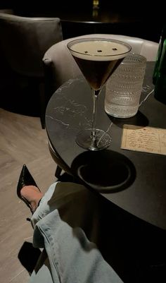 Pretty Drinks, Classy Aesthetic, Luxury Aesthetic, Future Lifestyle, Espresso Martini, Foto Ideas Instagram, Feminine Aesthetic, Night Aesthetic, Insta Photo Ideas