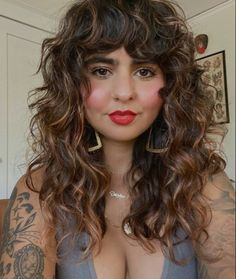 Shag With Curly Hair, Long Shag Haircut Choppy Layers Curly, 2c Shag Haircut, Curly Shag Balayage, Curly Medium Length Hair With Bangs, Curly Shag With Highlights, Choppy Shag Hairstyles Medium Curly, Natural Curly Shag, Shaggy Shoulder Length Curly Hair