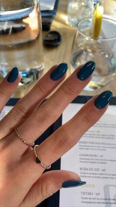 Nail Inspiration Simple Design, Oval Nail Color Ideas, Gel Nails Ideas Oval, Gel Nails Inspiration Simple, Simple Summer Nails Oval, Europe Nail Ideas, One Colored Nails, Simple School Nails, Round Nails Long