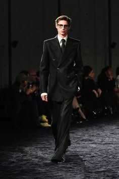 Saint Laurent Fall 2024 Menswear Fashion Show | Vogue Saint Laurent Menswear, 2024 Menswear, Modern Suits, Menswear Runway, Best Dressed Man, Model Aesthetic, Anthony Vaccarello, Menswear Fashion Show, Saint Laurent Paris