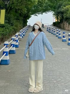 Korean Style Outfits, Celana Kargo, Ootd Poses, Cropped Cable Knit Sweater, Outfit Korean, Fashion Top Outfits, Uni Outfits