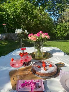 picnic drinks pink cake flower garden roses strawberry summer suprise Rose Picnic, Flower Picnic, Picnic Drinks, Strawberry Picnic, Picnic Date Food, Picnic Cake, Freetime Activities, Strawberry Summer, Picnic Inspiration