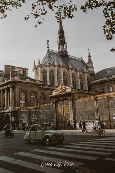 In this pin you can see an old vintage car on the streets of Paris; creating a beautiful Paris Aesthetic. Paris Guide, Paris Aesthetic, Paris Photography, Uk Travel, Travel Guides