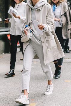 Modest Streetwear, Minimalist Moda, Trench Beige, Fashion Gone Rouge, Look Zara, Beige Outfit, Mode Casual, Modest Wear, Looks Street Style