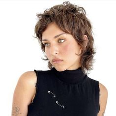 Short Wolf Cut Hairstyles, Shullet Hairstyles, Wolf Hairstyle, Short Wolf Cut, Corte Shag, Wolf Cut Hairstyles, Longer Pixie, Embrace Messy Hair, Two Toned Hair