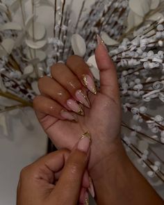 Gold Chrome Nails On Dark Skin, Gold Acrylic Nails Black Women, Stiletto Nails Black Women, Gold Goddess Nails, All White Outfit Black Women, Stilleto Aura Nails, Gold Chrome Nails, Stilleto Nails Designs, Casual Nails