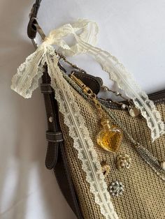 Inside My Bag, Mia 3, Jane Birkin, Pretty Bags, Essential Bag, Purse Accessories, Purse Charms, Cute Bags, Mode Vintage