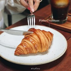 Croissant Photography Ideas, Bakery Shop Photography, Cake Photography Ideas, Croissant Photography, Croissant And Coffee, Food Photography Dessert, Coffee Presentation, Restaurant Photography