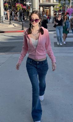 2000s inspired fit with rhinestones, a pink juicy couture sweat suit hoodie, and flair jeans - giving Jennifer’s body / mean girls 2000 Outfit, Flair Jeans Outfit, 2000s Looks, 2000s Fashion Inspiration, Juicy Couture Clothes, 2000 Outfits, Mean Girls Outfits