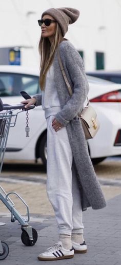 Tomboy Glam Outfits, Sweatpants Outfit 2023, Classy Comfortable Outfits For Women, Cool Street Fashion Winter Style 2023, Casual Rainy Day Outfit Winter Style, Winter Street Style 2023 Women, Spring Sporty Outfits, Casual Street Style 2023, Street Style Winter 2023