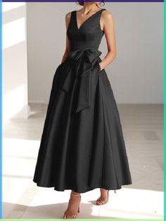 Fitted Cocktail Dress Classy, Tea Length Mother Of The Bride Dress, Edgy Mother Of The Bride Dresses, Mother Of The Groom Black Tie, Youthful Mother Of The Bride Dresses, Mother Of The Bride Dresses Fall Wedding, Cocktail Dresses For Women In Their 40s, Mother Of The Bride Dress Black, Womens Semi Formal Attire