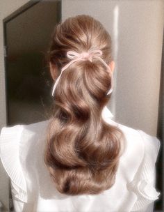 Brunette hair curls ponytail bow pink aesthetic Era Victoria, Gossip Girls, Chique Outfits, Aesthetic Hair, Charlotte Tilbury, Hair Day, Coco Chanel, Pretty Hairstyles