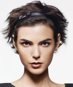 This simple headbands looks good from day to night. Easy Work Hairstyles, Easy Everyday Hairstyles, Teased Hair, Cute Short Haircuts, Short Hair Pixie Cuts, Chin Length Hair, Work Hairstyles