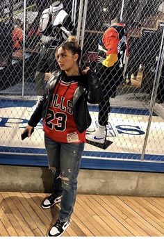 Base Ball Jersey Outfit Women, Cute Basketball Jersey Outfit, Basketball Jersey Outfit Women Winter, Nba Shirt Outfit Women, Teenage Streetwear, Oversized Basketball Jersey Outfit Women, Style Basketball Jersey Women, Bulls Game Outfit Women, Bulls Jersey Outfit Woman