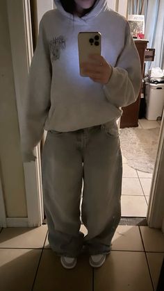 Basic Outfits Hoodie, Outfits With Gray Sweatpants For School, Styled Hoodie Outfit, Low Rise Grey Sweatpants Outfit, Grey Leggings Outfit Flare, Styling Grey Hoodie, Winter Outfits Women Streetwear, How To Style A Gray Hoodie