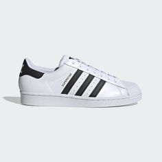 adidas Originally made for basketball courts in the '70s. Celebrated by hip hop royalty in the '80s. The adidas Superstar shoe is now a lifestyle staple for streetwear enthusiasts. The world-famous shell toe feature remains, providing style and protection. Just like it did on the B-ball courts back in the day.Now, whether at a festival or walking in the street you can enjoy yourself without the fear of being stepped on.The serrated 3-Stripes detail and adidas Superstar box logo adds OG authentic Superstar Shoes, Basketball Courts, Adidas Shoes Superstar, Adidas Design, Superstars Shoes, Baskets Adidas, Adidas Originals Superstar, Adidas Zx, Sneakers Adidas