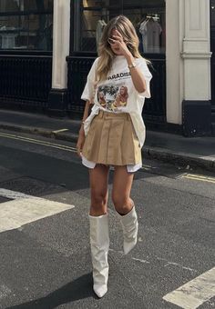 Going Out Outfits On Period, Light Wash Pants Outfit, Gen Z Fall Fashion 2023, Fall Fashion Aesthetic 2023, 85 Degree Weather Outfit, Spring Fashion 2024, Fall In Florida Outfits, Gallery Outfit Ideas, Nyc Aesthetic Outfit