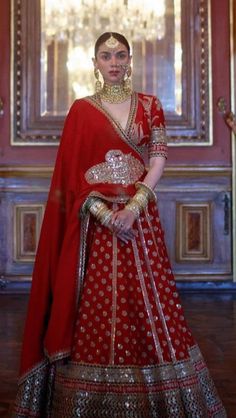 Lehenga Bridal Look, Indian Wedding Bridal Outfits, Red Lehenga Bridal, Best Indian Wedding Dresses, Baju Kahwin, Mrunal Thakur, Lehenga Bridal, Latest Bridal Lehenga, Indian Outfits Lehenga