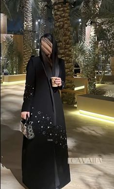 Velvet Abaya Designs, Abaya Velvet, Black Abaya Designs, Structured Fashion, Printed Dresses Fashion, Fashion Model Sketch, Abaya Black