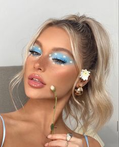 Maquillaje Aesthetic Ideas de Maquillaje Ideas delineado Inspiration Make Up #trendy #makeup #aesthetic #delineado #maquillaje #ideas #inspiration #fashion #style #azul Ideas de Make Up con glitter #sparkle Coachella Make-up, Coachella Makeup, Maquillage Yeux Cut Crease, Halloweenský Makeup, Make Up Designs, Festival Make Up, Drag Make-up, Flower Makeup