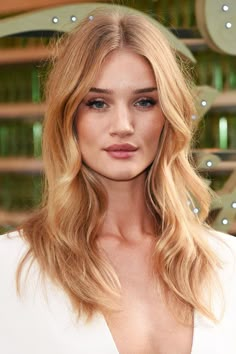 The slightly strange hair trend we're seeing everywhere lately Rosie Huntington Whiteley Haircut, Rosie Huntington Whiteley Hair, Rose Huntington, Rosie Huntington Whitley, Trendy We Fryzurach, Warm Blonde Hair, Rosie Hw, Honey Blonde Hair