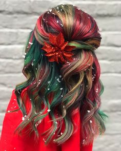 Christmas is in the air — and in the hair. Jasmine of Rock Your Locks salon created a holiday-themed hair-color look consisting of red, green, and gold tones meant to inspire. Check out the look, here. Hair Color Ideas For Christmas, Christmas Hair Color Ideas, Colorful Hair, Christmas Vibes