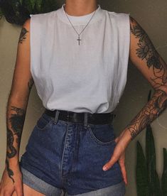 Tattoo Artist Style Clothing, Summer Bartender Outfit, Tattoo Outfit Woman, Non Binary Summer Outfits, Artist Style Clothing, Bisexual Aesthetic Outfit, Outfits Aesthetic 90s, Masc Summer Outfits, Bisexual Fashion