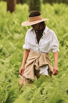 Fashionable and functional, this wide brim straw hat has an open crown to keep your skin protected and your head cool while you work in the garden or sit on the beach. | Open Crown Sun Hat by Terrain, Women's at Anthropologie Sun Hat Outfit, Farming Clothes, Farmer Aesthetic, Animals Outfit, Jeans Apron, Bali Clothing, Summer Beach Hats, Dating Guide, Cottage Dress