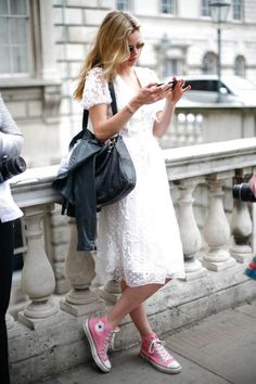 Pretty (and somewhat fancy!)  dress paired with converse sneakers. Totally something I'd do! Pink Converse Outfit, Looks Com All Star, High Tops Outfit, Pink Chucks, Converse Style Women, Pink High Tops, Pink Converse