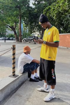 Baggy Shorts Outfit Street Styles, Baggy Shorts Outfit, Bestie Photoshoot, Brazil Jersey, Beanie Outfit, Denim Shorts Outfit, Mens Shorts Outfits, Streetwear Shorts, Street Style Outfits Men