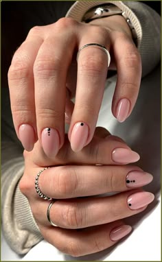 Round Manicure Short, Nails Acrylic Oval Design, Round Nails Acrylic Design, Acrylic Nail Designs Round, Nail Designs For Round Nails, Short Round Acrylic Nails Design Simple, Nude Nails Simple Design, Short Nail Designs Nude, Nude Nails With Simple Design