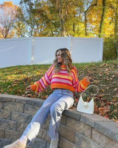 25 Herbst-Outfits für Frauen für 2024 - Scents Universe Skirt And White Sneakers, Famous Dress, Oversized Sweaters, Spring Weather, Beginning Boutique, Sweaters Knitwear, Cropped Cardigan, Clothing Ideas, Jumper Sweater