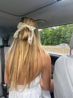 Girl with cream lacy rub ion in blonde straight hair, half up half down hairstyle, white dress Winter Hair Trends, Half Bun, Hair Summer