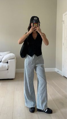 Office Outfits Summer Casual, Pants Inspo Aesthetic, Outfits For Traveling Summer, Styling Striped Pants, Summer Pants 2024, Stripped Pant Outfits, Work Fits Summer, Cool Summer Work Outfits, Casual 2024 Outfits