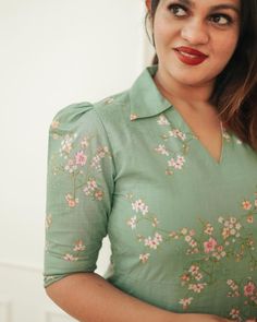 Floral Kurti Neck Designs, Floral Print Kurti Design Patterns, Kurtis Models For Stitching, Cotton Kurti Neck Designs, Chudithar Design, Collar Kurti, Floral Suit, Salwar Neck Designs, Simple Frock Design