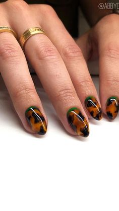 Cheetah And Tortoise Nails, Tortis Shell Nails Design, Neon And Tortoise Shell Nails, Tortie Shell Nails, Christmas Tortoise Nails, Tortishell Nails Design Diy, Short Tortishell Nails, Chrome Tortoise Nails, Nail Art Turtle