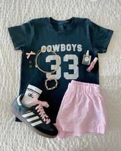 Cute Addidas Shoes Outfits, Shorts With Sweatshirt Outfit, Navy And Pink Outfit, Cute Addidas, Girly Sporty Outfits, Outfit Ideas Tshirt, Tshirt Design Ideas, Shirt Outfit Ideas, Vintage Dallas Cowboys