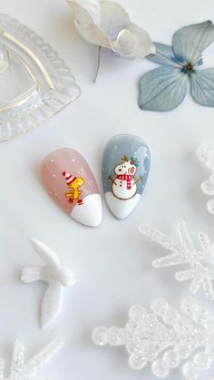 Christmas Nails With Characters, Winter Cartoon Nails, Christmas Nails Detailed, Christmas Nails Snoopy, Peanuts Christmas Nails, Christmas Cartoon Nails, Charlie Brown Thanksgiving Nails, Polar Express Nails